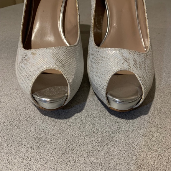 NWOB Tahari Regal White/Silver Snakeprint Platform Pumps sz 8.5 M - Picture 2 of 7